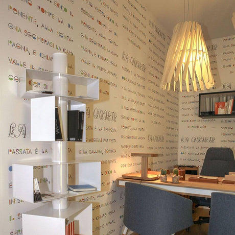 Fabbian Stick Pendelleuchte Ø 50cm in modernem Büro mit Bücherregal und kreativem Wanddesign.