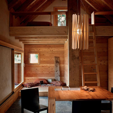 Suspension Fabbian Stick Big dans une maison en bois moderne, idéale pour la cuisine ou le salon.