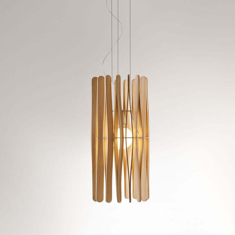 Fabbian Stick pendel Mini lavet af naturligt træ i et elegant design, ideel til økologiske og moderne rum.