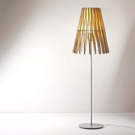 Fabbian Stick gulvlampe Ø 50 cm med kjegleformet diffusor av trelameller, ideell for offentlige rom.
