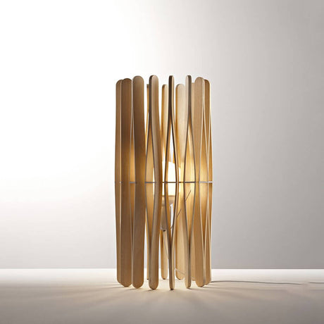 Fabbian Stick Tischleuchte Ø 33cm in modernem Design aus Holz, erzeugt warmes Licht für eine intime Atmosphäre.