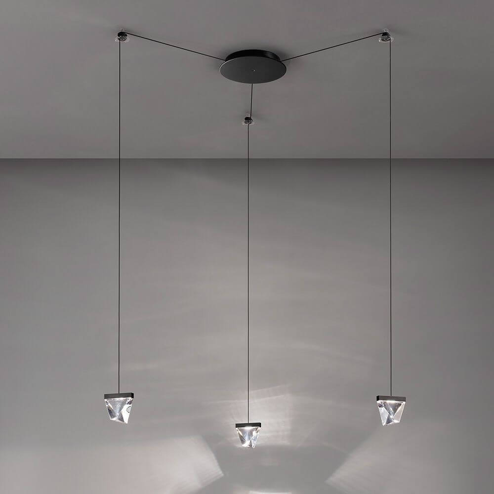 Fabbian Tripla LED-Hängelampe 3-flammig mit drei hängenden Leuchten in modernem Design.