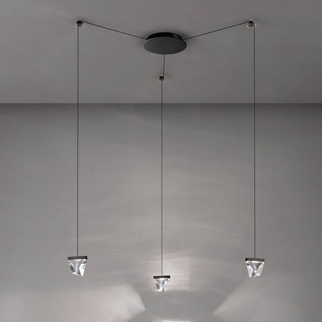 Fabbian Tripla LED-Hängelampe 3-flammig mit drei hängenden Leuchten in modernem Design.