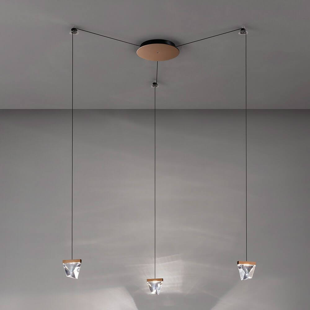 Fabbian Tripla LED-Hängelampe 3-flammig mit drei hängenden Leuchten, ideal für Wohn- oder Büroräume.