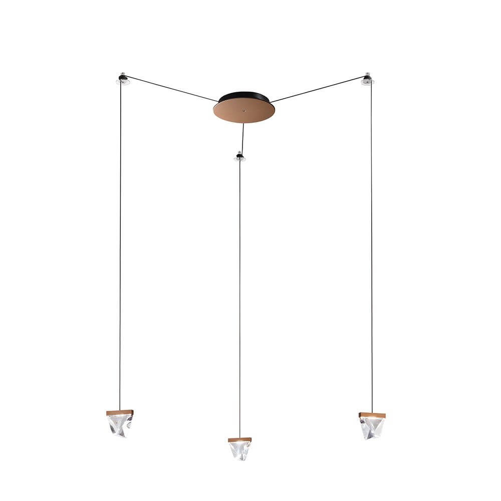 Fabbian Tripla LED-Hängelampe 3-flammig mit drei Hängeleuchten und schlichten Halterungen.