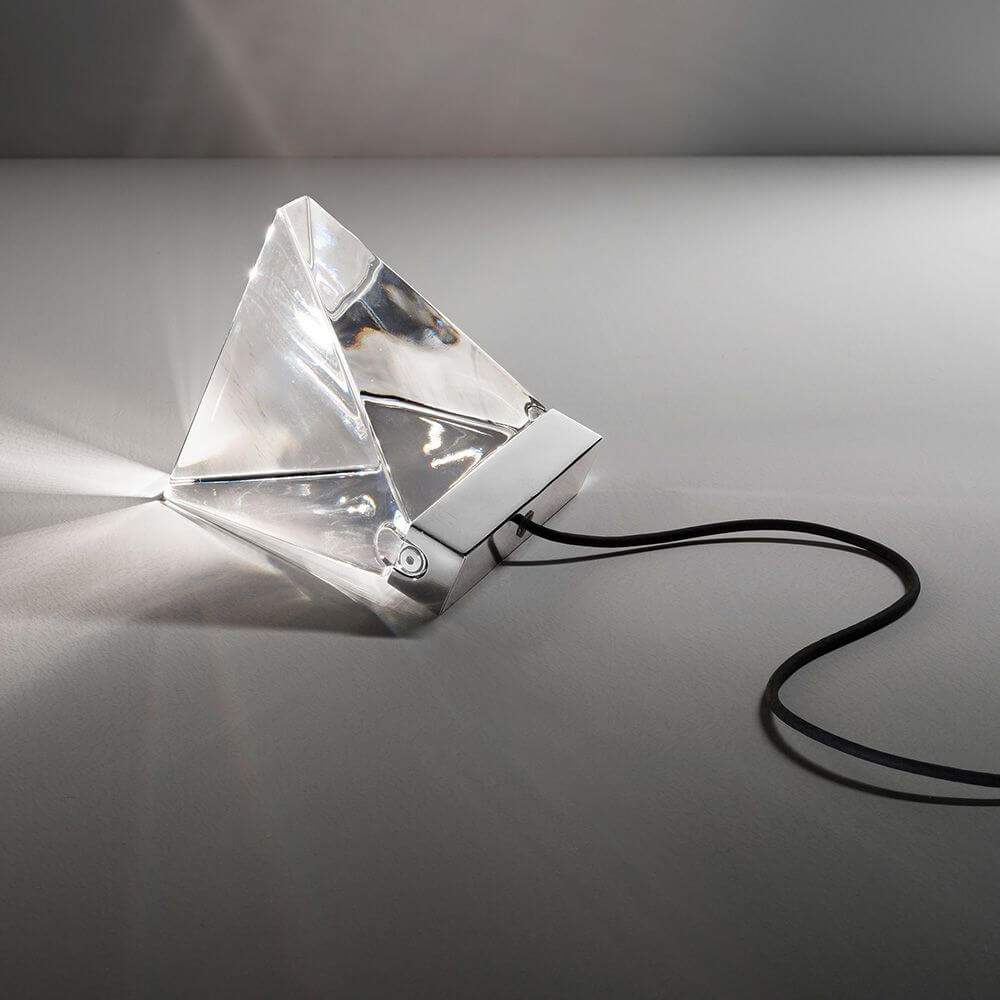Fabbian Tripla LED-Tischleuchte in originellem Pyramidendesign mit verstellbarem Licht.