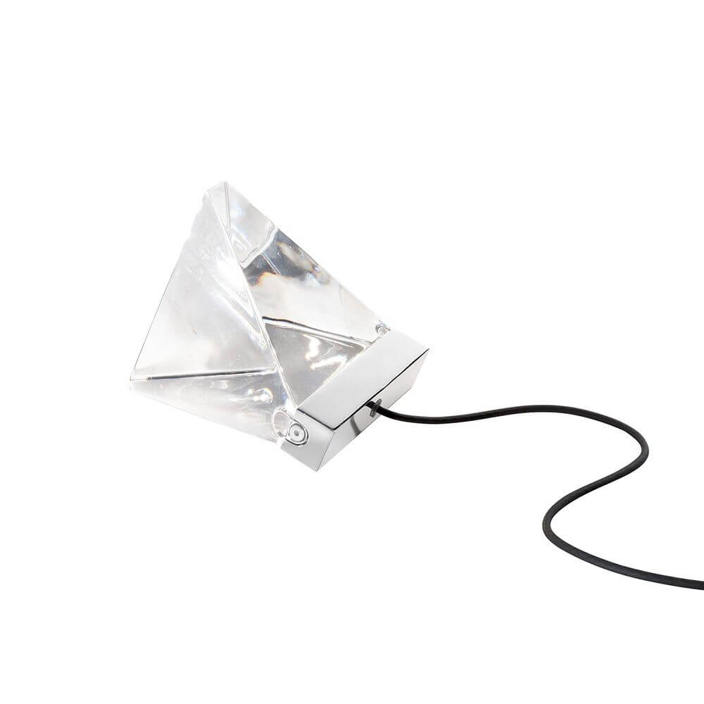 Fabbian Tripla LED-Tischleuchte mit modernem, origami-inspiriertem Design, ideal für Wohn- und Arbeitsumfeld.