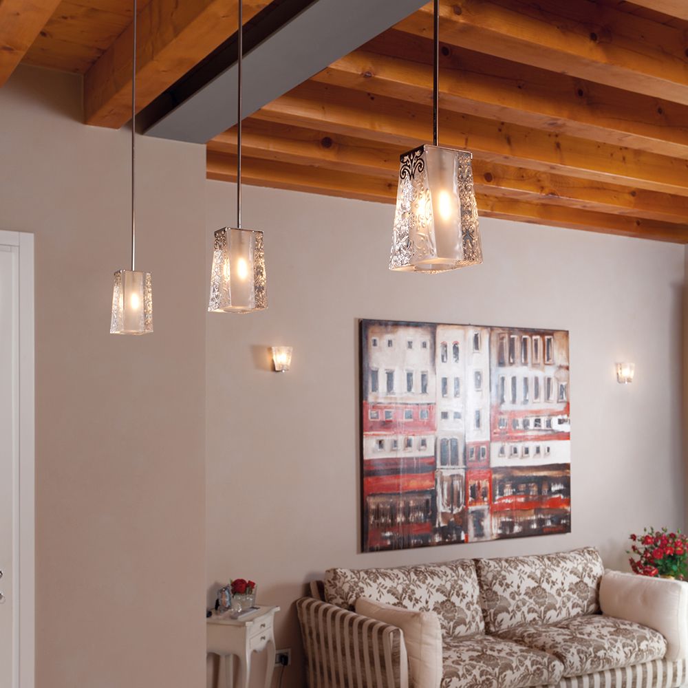 Fabbian Vicky Pendelleuchte über einem Sofa in einem eleganten Wohnraum mit Holzdecke und Kunstwerk.