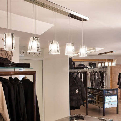 Fabbian Vicky Pendelleuchte 5-flammig über modischer Boutique mit stilvollem Beleuchtungskonzept.