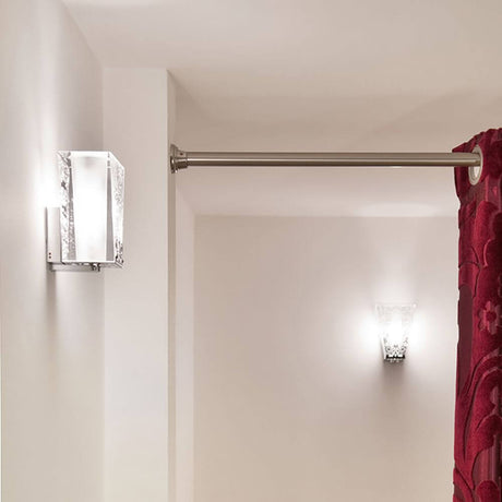 Fabbian Vicky Wandleuchte in elegantem Badezimmer mit roten Vorhängen und stilvollem Lichtdesign.