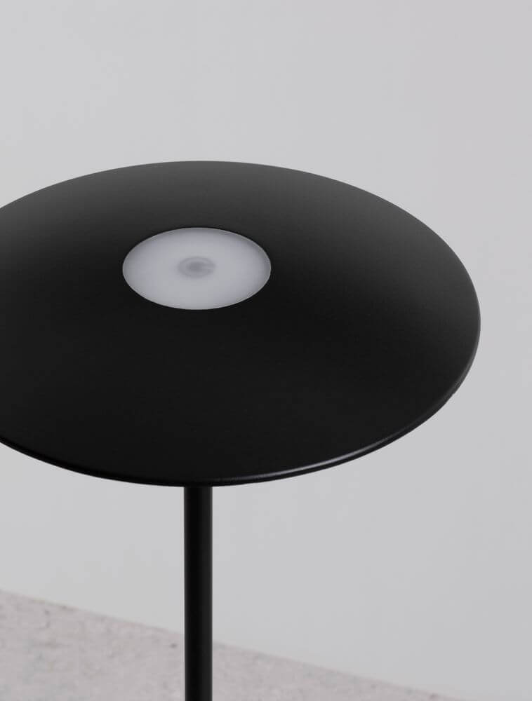 Fabio LED Außentischleuchte 3000K Schwarz IP54, elegante schwarz Tischleuchte mit Acryl-Diffusor.