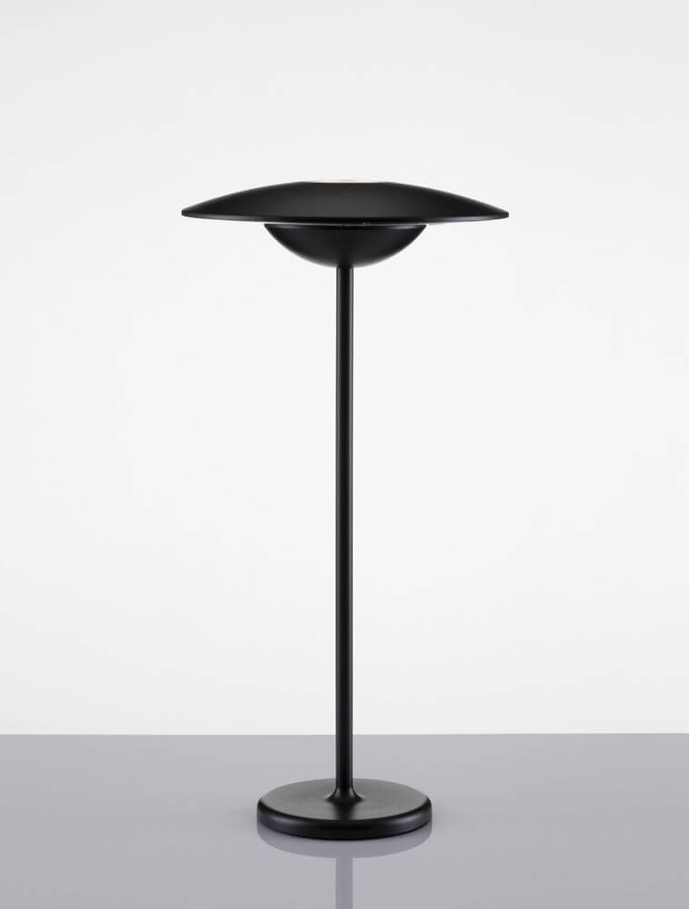 Fabio LED Außentischleuchte 3000K Schwarz IP54 auf einem modernen Tisch.