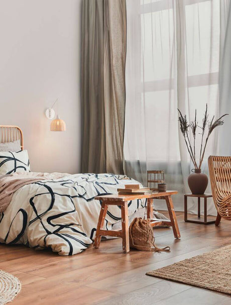 Fado Wandleuchte Ø 20,5cm E27 Rattan an der Wand im gemütlichen Schlafzimmer mit natürlichem Interior
