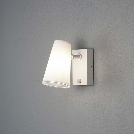 Fano Außen Wandstrahler in Weiß mit verstellbarem Kopf und Bewegungsmelder.