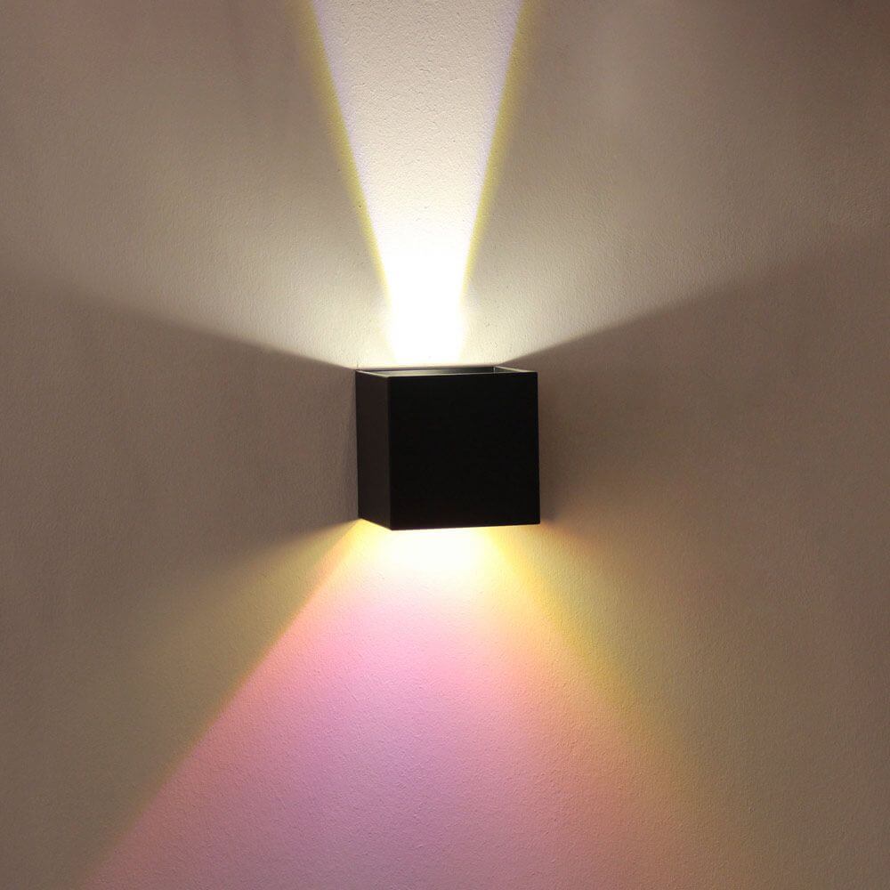 s.luce Farbfilter Multicolor passend zu Ixa an einer Wandleuchte mit buntem Lichtspiel.
