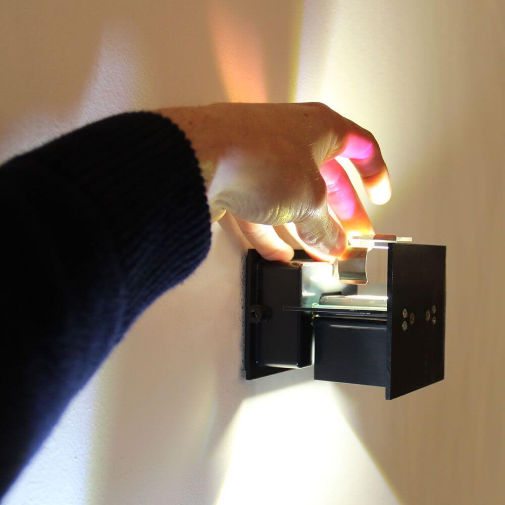 s.luce Farbfilter Multicolor passend zu Ixa wird an Wandleuchte montiert für stimmungsvolles Licht.