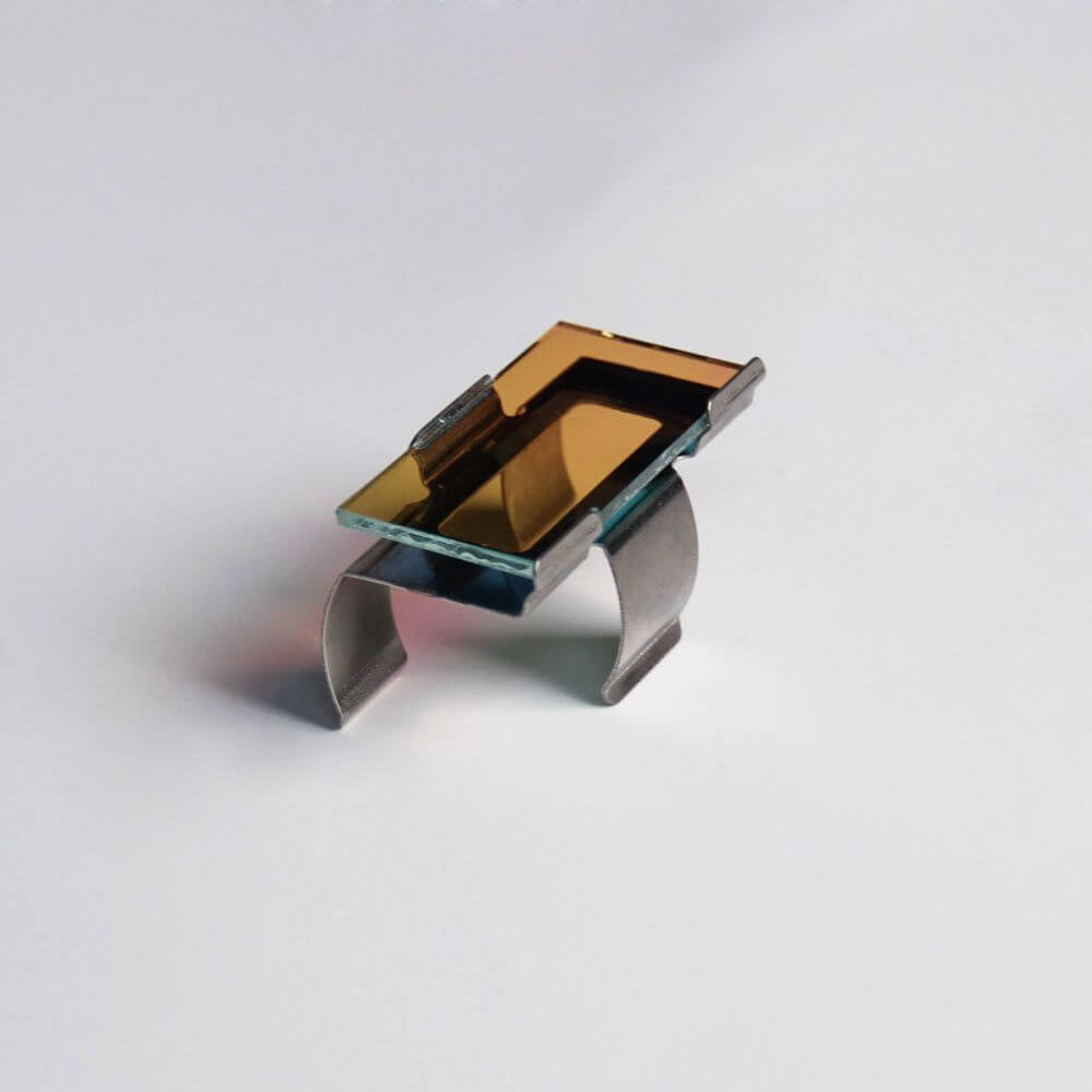 s.luce Farbfilter Multicolor passend zu Ixa in geschwungener Halterung, einzigartiges Design für besondere Lichtstimmung.