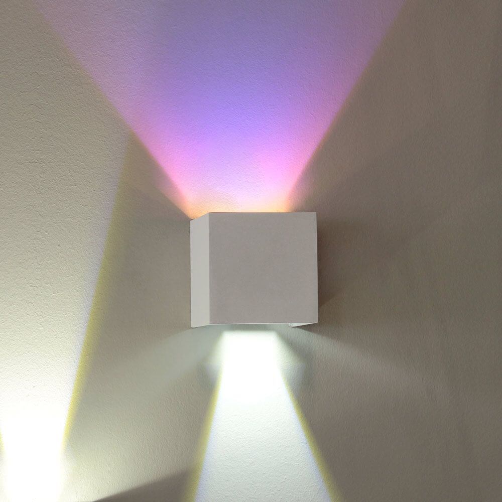 s.luce Farbfilter Multicolor passend zu Ixa auf einer Wandleuchte mit bunten Lichtstrahlen.