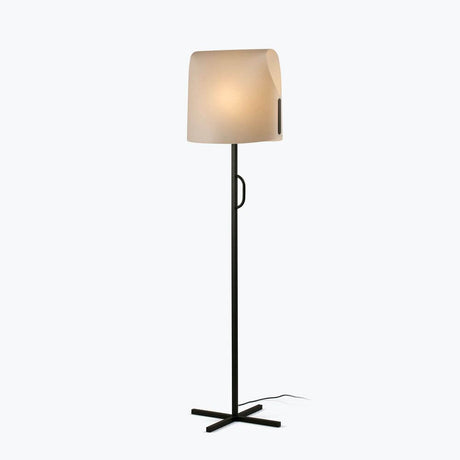 Luang floor lamp with a minimalist design and a chic lampshade made of plastic.