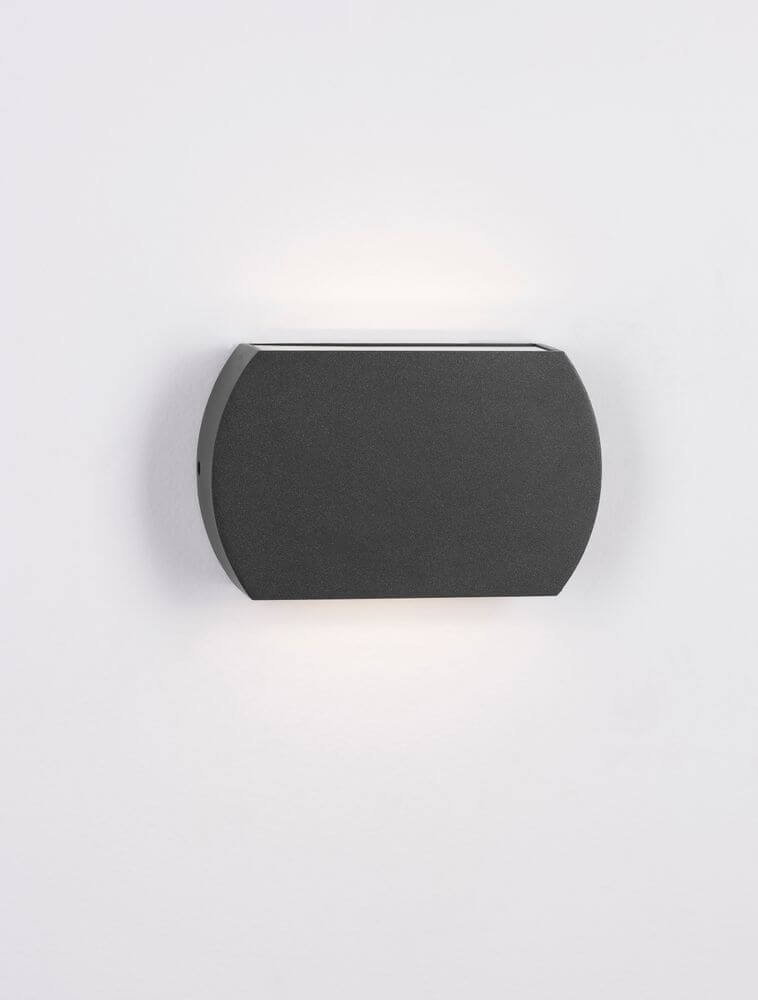 Fedor LED Außenwandleuchte 3000K Anthrazit IP65 an einer Wand montiert, modernes Design, stilvolle Beleuchtung.