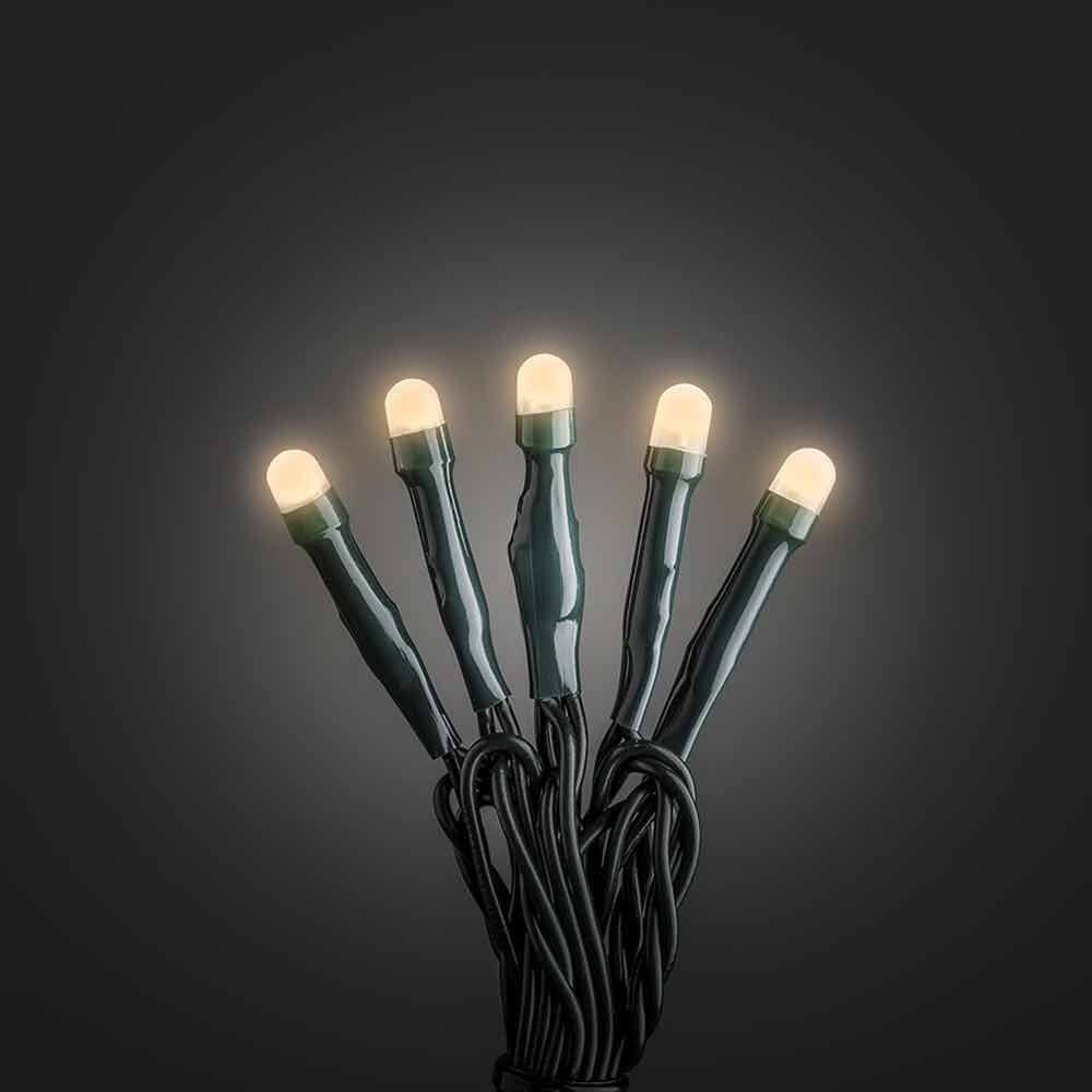 Feierliche LED Lichterkette IP20 mit warmweißen, runden Lichtern auf schwarzem Hintergrund.