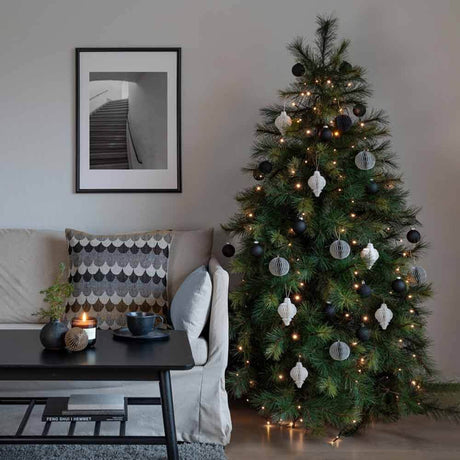 Feierlicher LED Baummantel mit Befestigungsring IP20 dekoriert an einem Weihnachtsbaum.