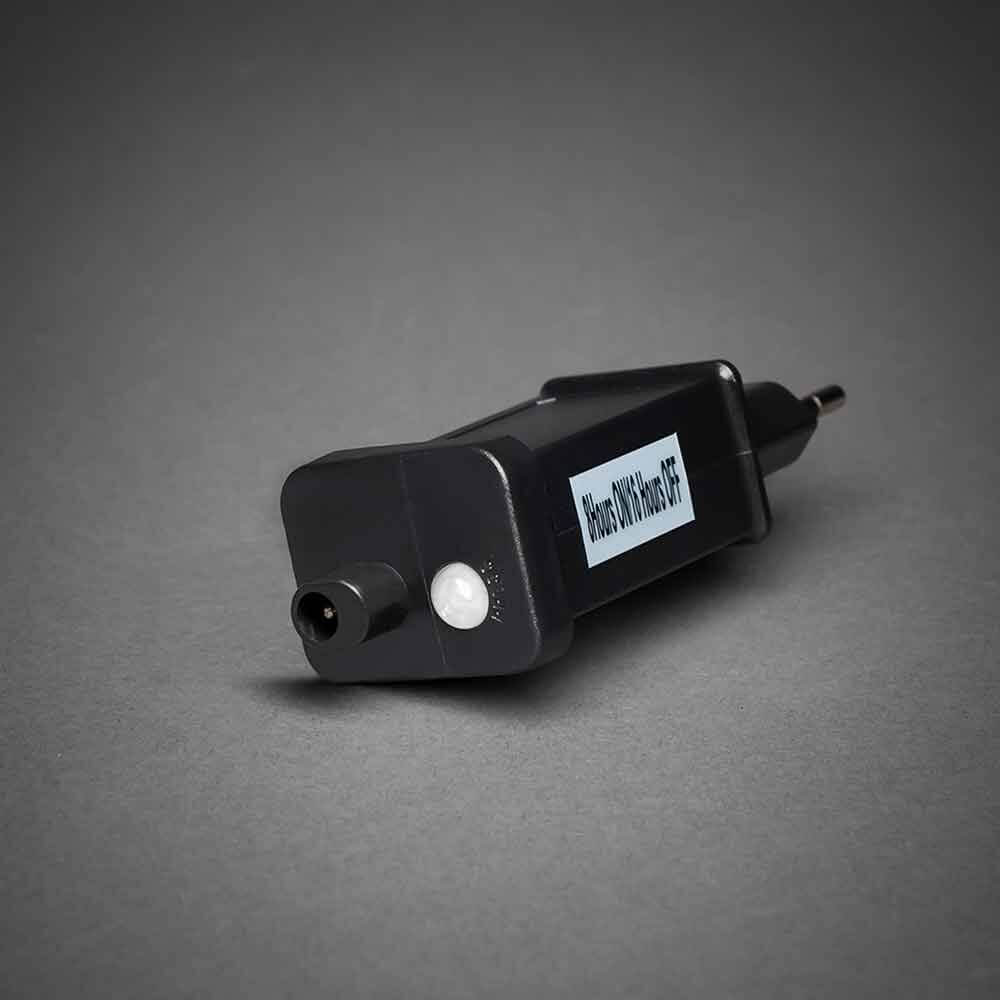 Feierlicher LED Baummantel mit Befestigungsring IP20 an einem elektrischen Gerät befestigt.