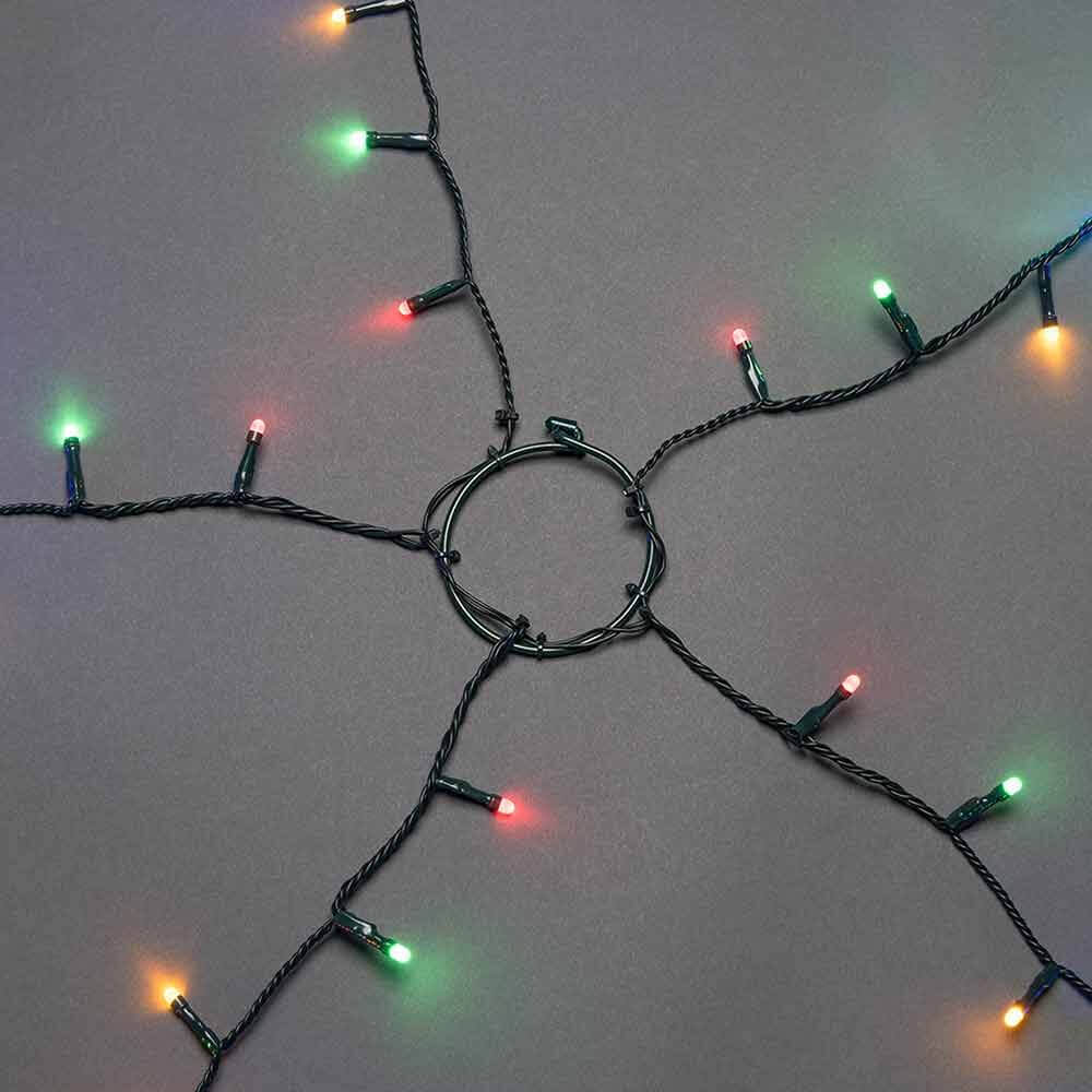 Feierlicher LED Baummantel mit Befestigungsring IP20 auf grauem Hintergrund mit bunten Lichtern.