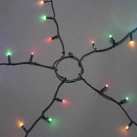Feierlicher LED Baummantel mit Befestigungsring IP20 auf grauem Hintergrund mit bunten Lichtern.