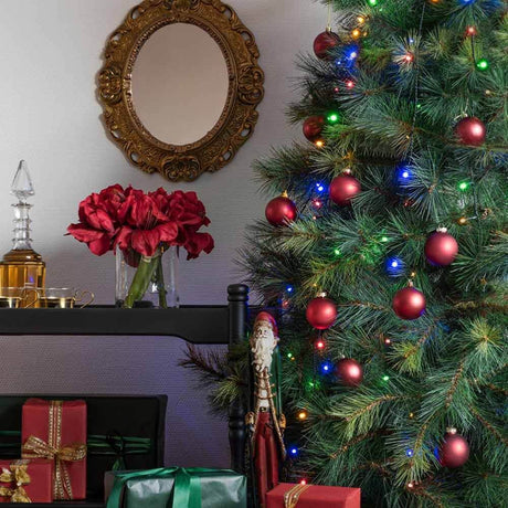 Feierlicher LED Baummantel mit Befestigungsring IP20 dekoriert an einem geschmückten Weihnachtsbaum.