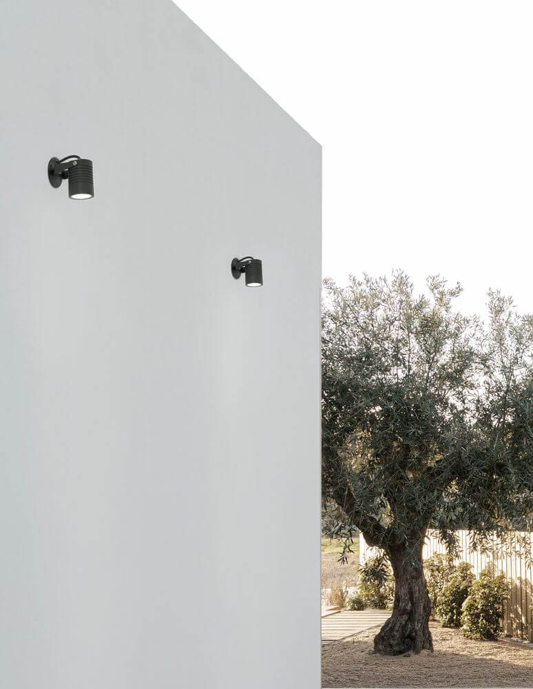 Fend LED Außenwandleuchte in Schwarz an einer weißen Wand, ideal für Fassadenbeleuchtung im Außenbereich.
