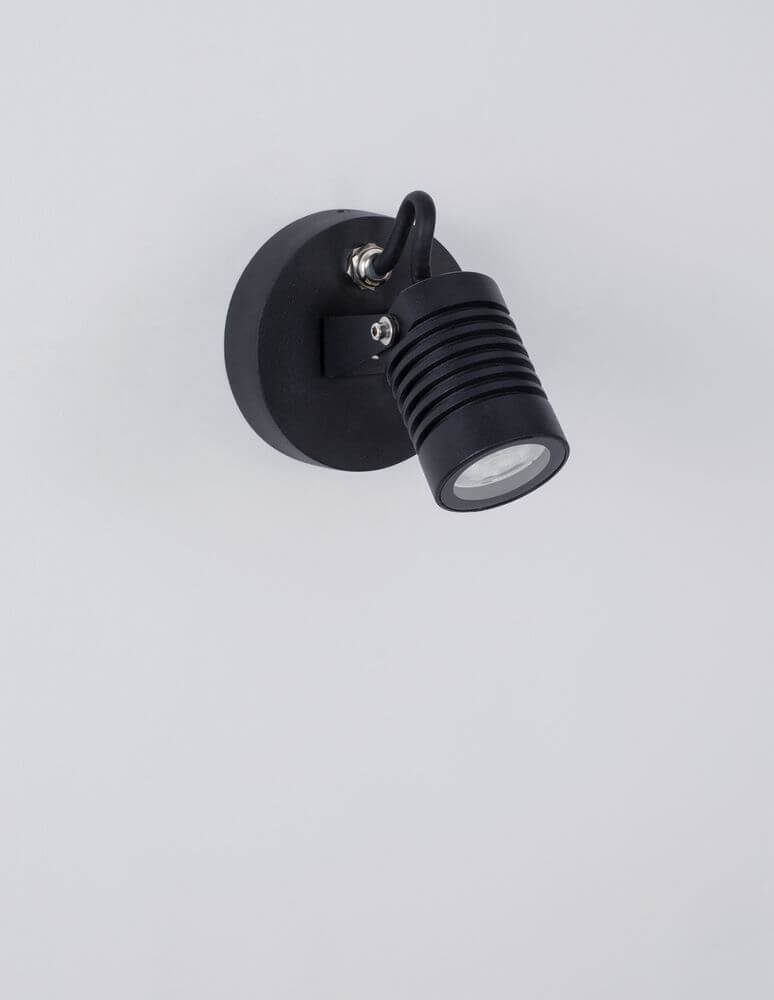 Fend LED Außenwandleuchte Base Hoch 3000K Schwarz IP65 an der Wand montiert, minimalistisches Design.