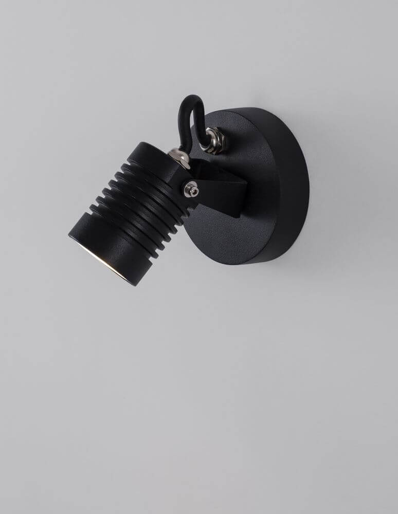 Fend LED Außenwandleuchte Base Hoch 3000K Schwarz IP65 an Wand montiert, minimalistische Design.