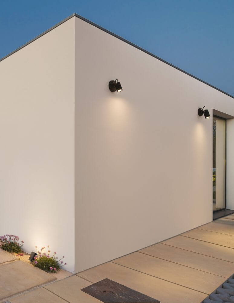 Fend LED Außenwandleuchte Base Hoch 3000K Schwarz IP65 an einer modernen Hausfassade bei Dämmerung.