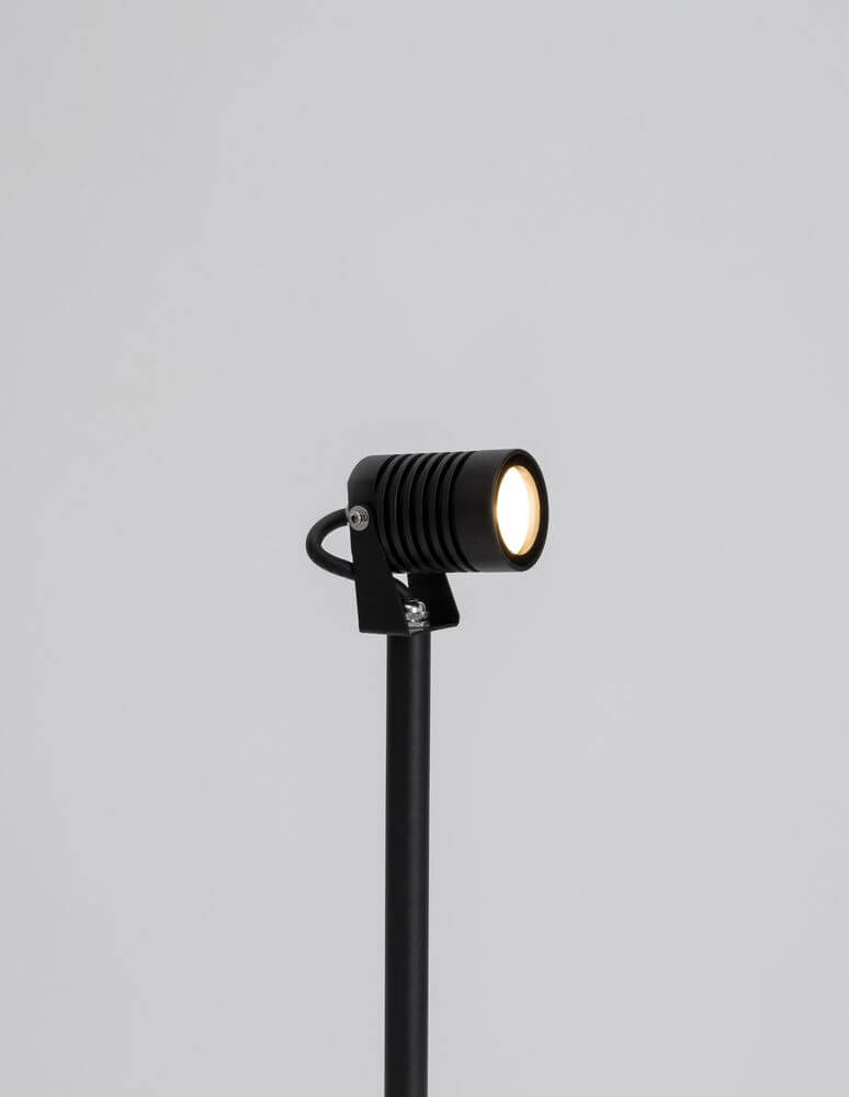 Fend LED Außenwandleuchte Poller 3000K Schwarz IP65 beleuchtet einen modernen Gartenartikel.