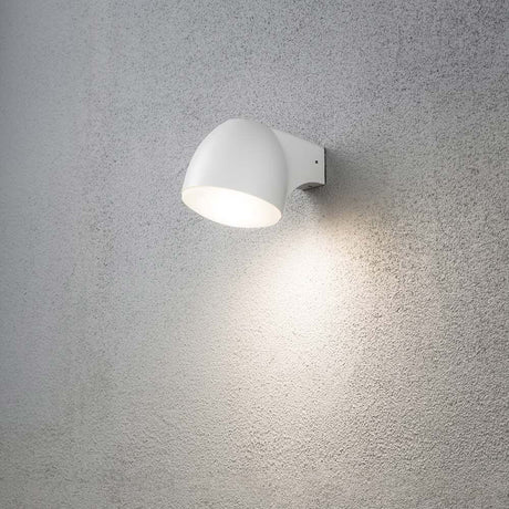 Lampada da parete esterna LED Ferrera bianca, vetro satinato montata su un muro.