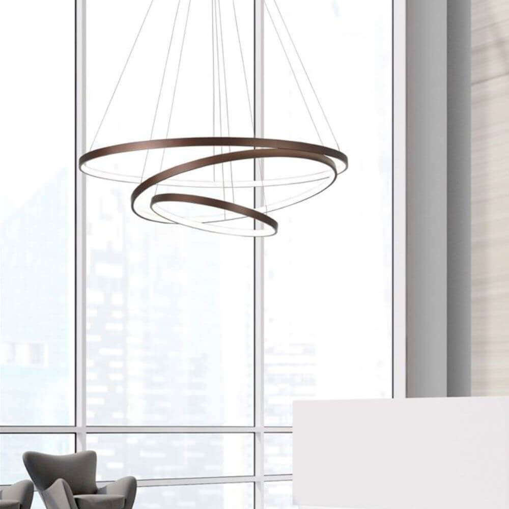 LED Design Hängeleuchte Ferrol Ø 80cm 5500lm , 3000K in modernem Raum mit großen Fenstern.