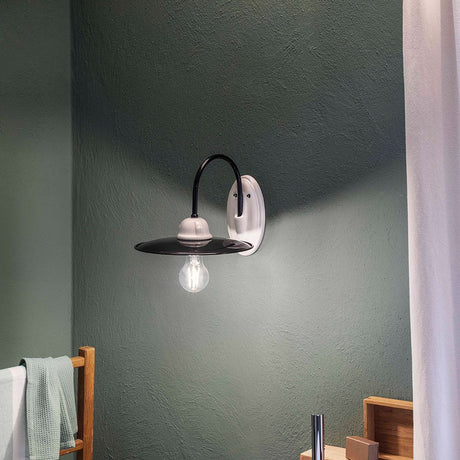 Ferroluce B&W Wandleuchte in rustikalem Design, ideal für eine klassische Retro-Einrichtung.