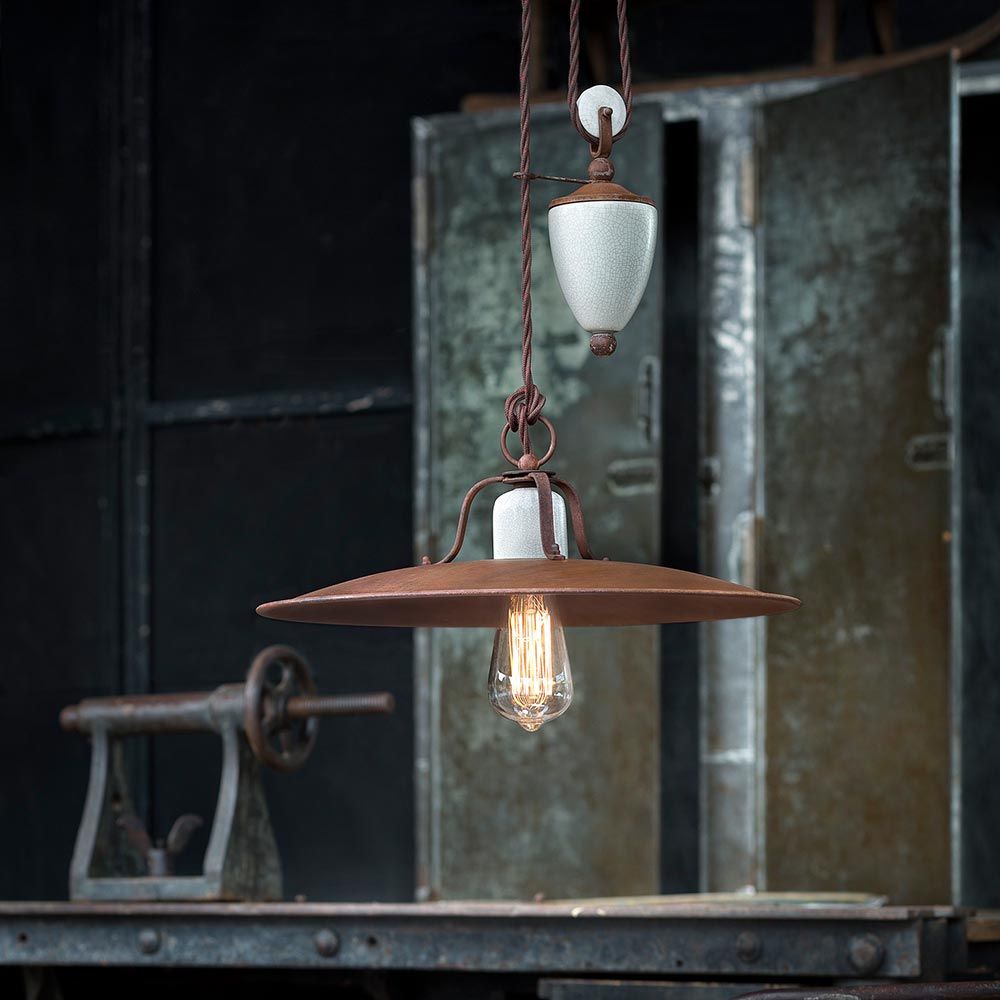 Ferroluce Grunge Rise and Fall Vintage-Hängeleuchte Ø 40cm im industriellen Ambiente mit verstellbarer Höhe.