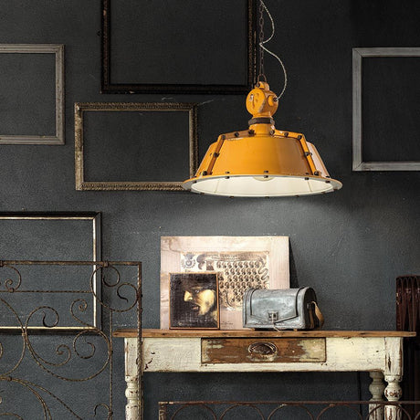 Ferroluce Hängeleuchte Industrial in Vintage-Optik über einem Tisch mit verschiedenen Rahmen.