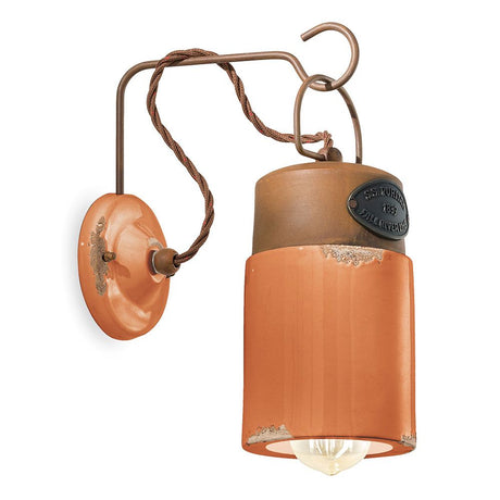 Ferroluce Industrial Wandlampe in Orange mit Metall- und Keramikelementen, ideal für mediterranes Wohngefühl.