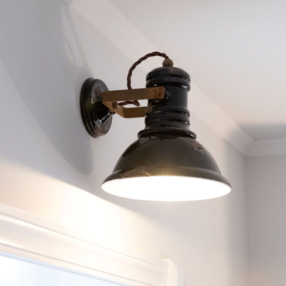 Ferroluce Industrial Wandleuchte in Schwarz, handgefertigte Retro Wandleuchte mit Metall- und Keramikelementen.