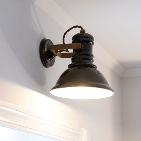 Ferroluce Industrial Wandleuchte in Schwarz, handgefertigte Retro Wandleuchte mit Metall- und Keramikelementen.