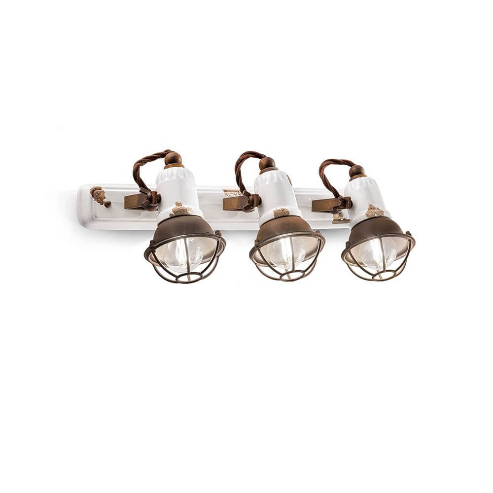 Retro-Wandlampe Loft von Ferroluce mit drei modernen Lichtquellen im rustikalen Design.