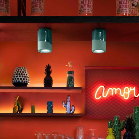 Ferroluce Pi taklampe Ø 8,5 cm i moderne farger over en fargerik bar