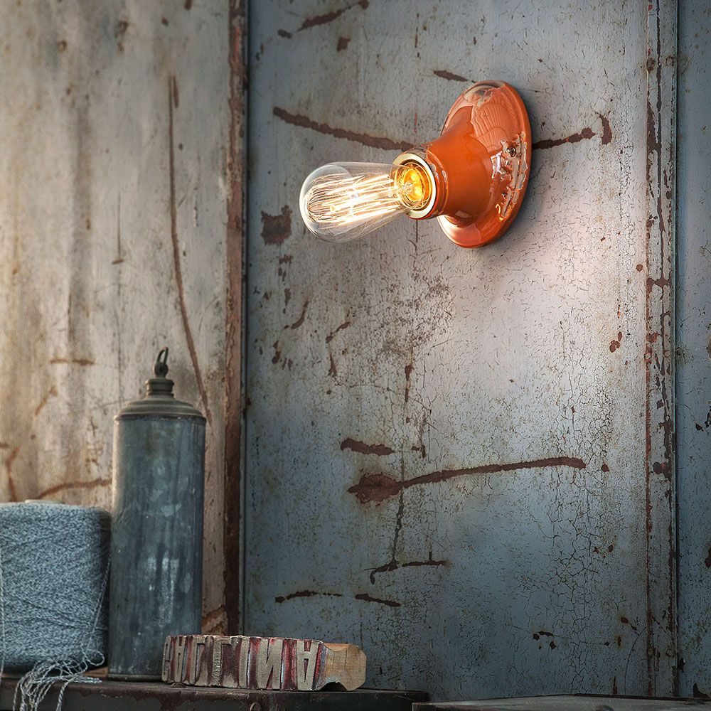 Ferroluce Vintage Wandlampe in Orange an rustikalem Hintergrund mit E27 Fassung.