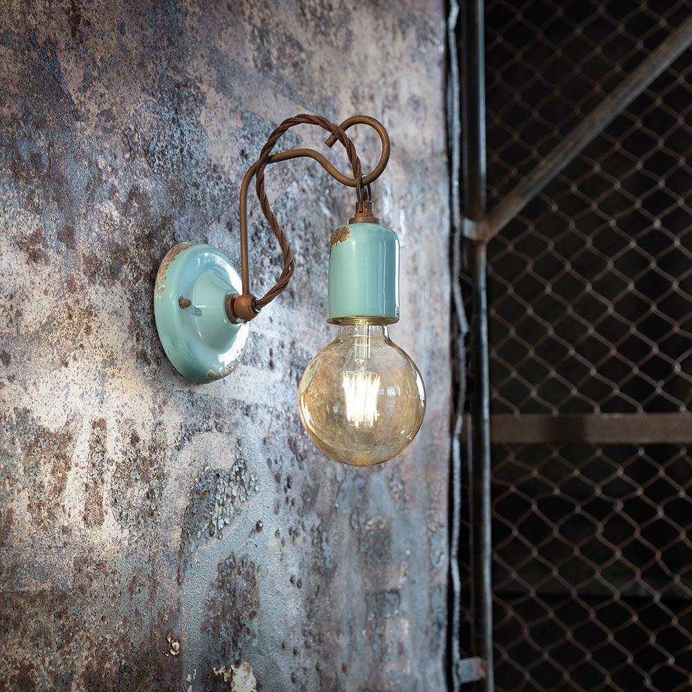 Ferroluce Vintage Wandleuchte an einer rustikalen Wand mit Edison-Glühbirne für warmes Licht.