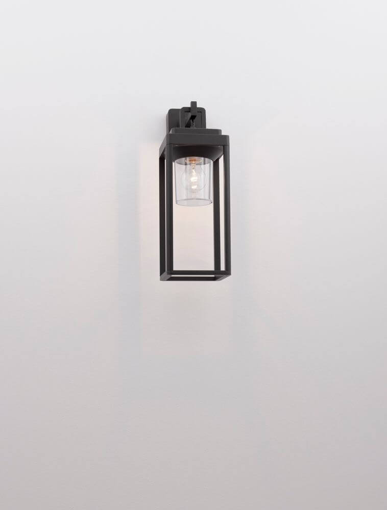 Figo Außenwandleuchte Up Anthrazit IP65 an einer Wand montiert mit modernem Design und IP65 Schutz.