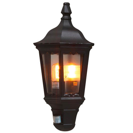 Candeeiro de parede exterior Firenze com sensor de movimento, preto, vidro transparente, numa vista exterior elegante com luz quente.