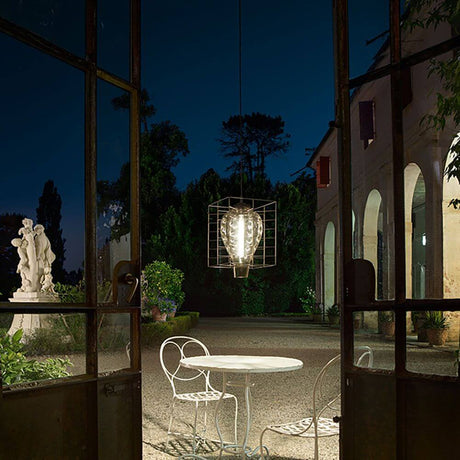 Lampe suspendue d’extérieur Attimo IP44 en verre de Murano avec une belle réfraction de la lumière à l’extérieur la nuit.